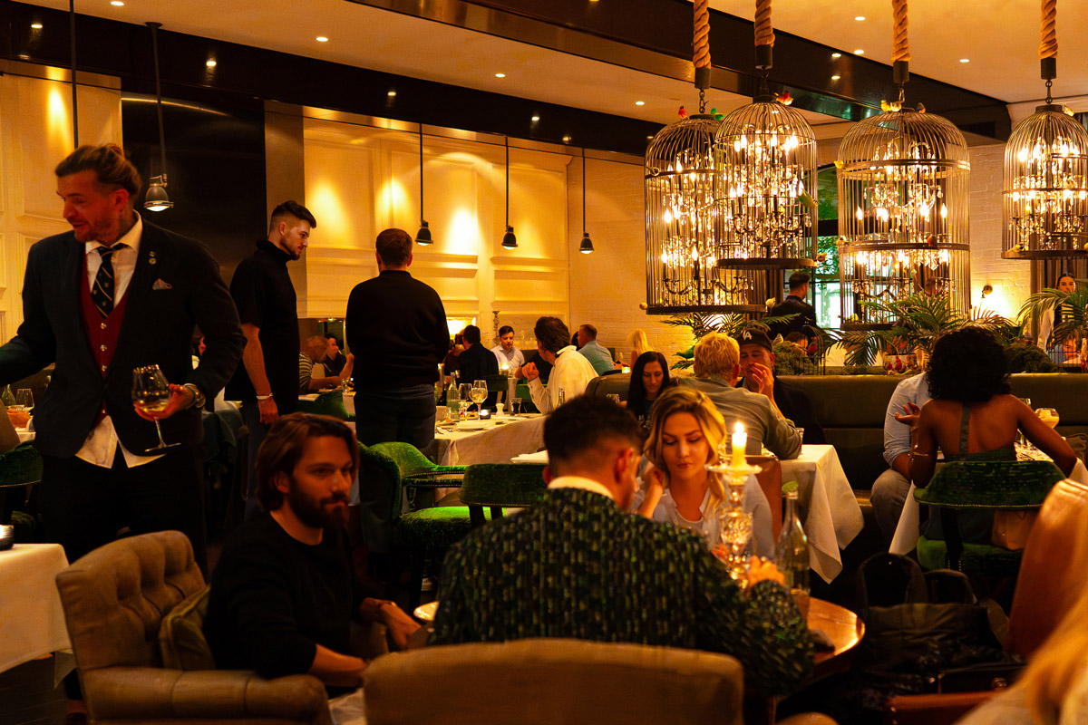 Restaurant_Crowd2_Neu-web_